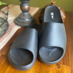 NWOT 32 Degrees Cool Unisex Cushion Slides